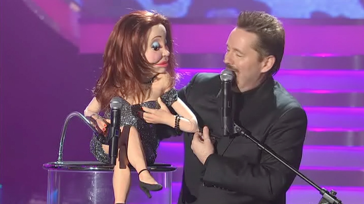 DVD CLIP: Vikki Prowls the Audience